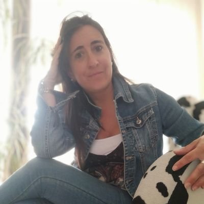 Mestra de l'escola pública vivint la meva professió amb entusiasme i amb formació contínua.