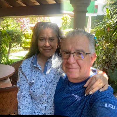 Abogado, felizmente casado con Leonor Hortensia, padre orgulloso de Maru Canchola Vázquez, aficionado a cocinar al carbón y maratonista.