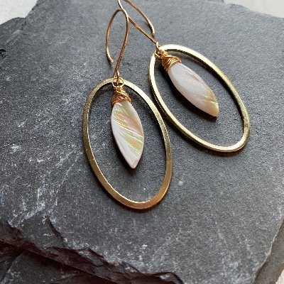 designer of handmade jewelry, lover of knitting, books, and nerdy stuff