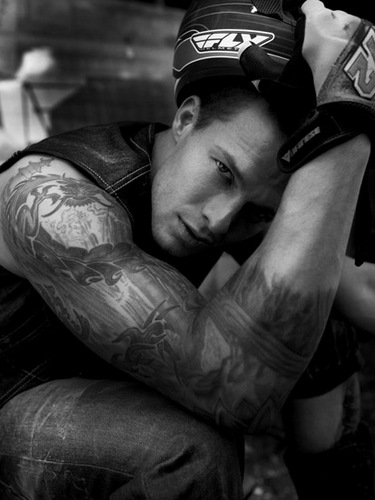 FeedingOnPain's profile picture. Screams of pleasure and pain all sound the same to me. I prey on the weak & strong alike and no one passes by me. #DarknessCoven RP 21+ Mature Tweets