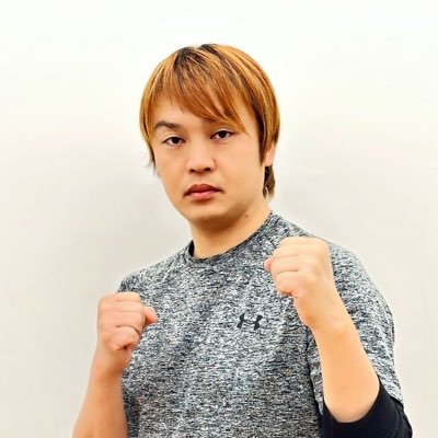 沖縄県出身。筑波大学大学院(体育科学)修了後、プロボクサーを経て起業。株式会社FRONTIER GATE代表取締役。健康・スポーツを中心としたスクール運営、ライブ配信コンサル、ビジネスコンサル事業を展開。アスリートのキャリア支援にも力を入れる。アドリブまさおのマネージャー。