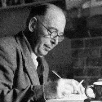 Aqui é a Casa das frases mais inspiradoras (e provocantes) de C.S. Lewis.
Fique a vontade para entrar nesse guarda-roupa mágico e me seguir.