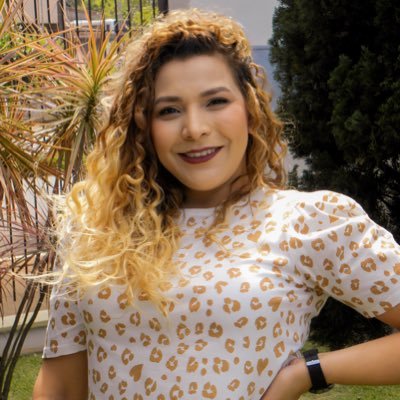 A veces soy tan tétrica y otras veces solo sonrío y me despeina el viento. Soy algo extraña y difícil de comprender. Soy todo menos lo que dicen.