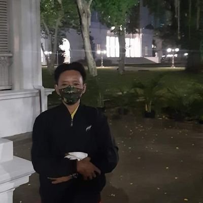 suara orang pinggiran istana negara.

kami sedang:
bersuara keras kepada negara tuli,

melihat negara senang di sanjung,

merasakan negara kehilangan hati.