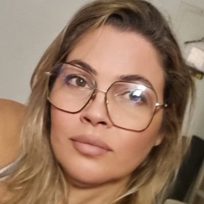Esposa dedicada, mãe do Thê, da Sara e da Samy e uma serva fiel de um único Deus!