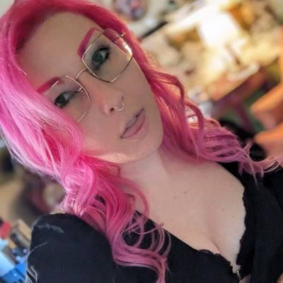 🏳️‍⚧️
she/her //
inked up pink haired genie girl //
dumb pink flamingo headed slut // vacuum-headed fuck bunny
