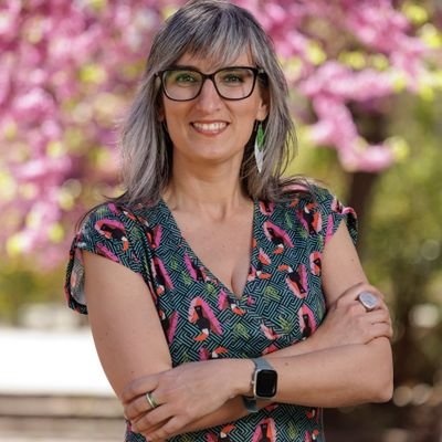 Mare. Filòloga, bibliotecària, activista LGTBIQ+. Vicepresidenta 2a i diputada de RRHH a la Diputació de Lleida. També regidora d'ERC-AM a la Paeria de Lleida