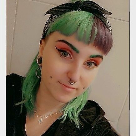 Viviotter's profile picture. 26 | bi | If adulting is a soup, then I’m the fork.