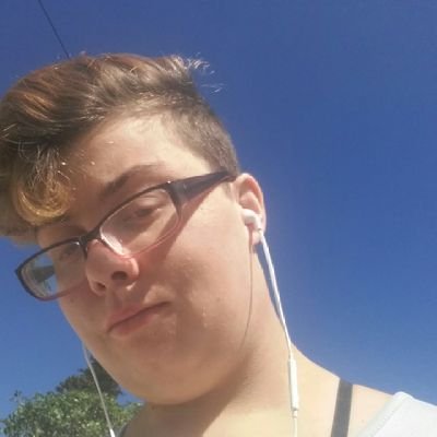 Hi I'm Sammy I am 22  I suffer from DID dissociative identity disorder I'm gamer I'm bi love my books example my fyp page is full of booktok
