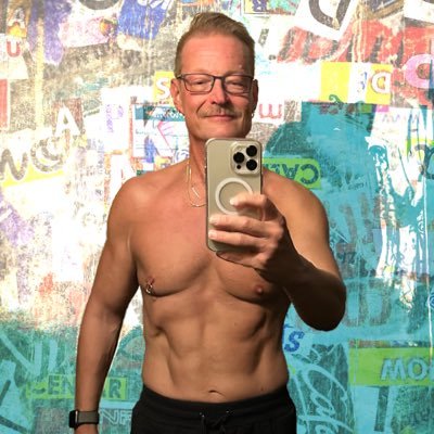 Zumba/Lifter working on that CatDadBod™️ Married flirt ♋️ ESC. Betty White (((🇫🇮💕🇺🇸)💕🇨🇦)💕🏳️‍🌈) BWI expat in YVR ✈️ he/him 🗣️🇨🇦🇫🇮🇫🇷🇲🇽🇸🇪🇮🇹