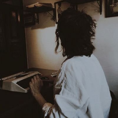 LetrasdeBohemia's profile picture. ⿻ ; Dramaturga, Escritora y Fotógrafaㅤ⨟ Cafeadicta☕︎ㅤ⁝ Bruja Yeye con el pelo alborotado y la cabeza llena de cuervos ⁝ㅤ ；PODCAST PRÓXIMAMENTE (2025)