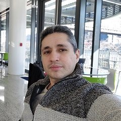 Programador / Constructor / Electromedicina / Comerciante.
Políticamente de centro.