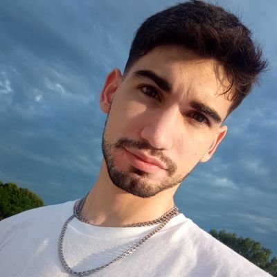 22 años
Estudiante universitario
Amo el Futbol y todo tipo de deporte
Piano 🎹
Música variada