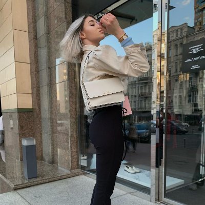 LoryHarris_'s profile picture. All about crypto and marketing.