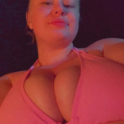 thick 5’2 25 big titty queen 👸🏼 free OF 🥵🌶️ looking for a pay pig 🐷