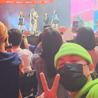 ivan saw itzy . yeji lang mamahalin. inabotan ako ni yeji ng signed poster at nag heart hand sign kami dalawa sa bench signed poster ❤️