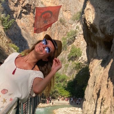 Söyledikleriniz unutulur, belki yaptıklarınız da . Ama nasıl hissettirdiğiniz asla ! Bugün olmasa bile bir gün #herşeyçokgüzelolacak