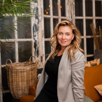 Parent, Wife, #Realtor, Patriots Fan, Boston chick, Cook, Shopaholic, #realestate #RealEstateAgent #Orlando #DrPhillips #Windermere #ListingAgent