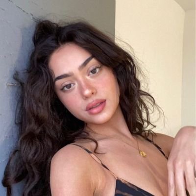 Fely_fr's profile picture. 𝘖𝘭𝘢! 𝘗𝘰𝘥𝘦𝘮 𝘮𝘦 𝘤𝘩𝘢𝘮𝘢𝘳 𝘥𝘦 𝘍𝘦𝘭𝘺! 𝘚𝘪𝘮, 𝘴𝘪𝘮 𝘦𝘶 𝘴𝘰𝘶 𝘢 𝘧𝘪𝘭𝘩𝘢 𝘥𝘰 𝘢𝘵𝘰𝘳 𝘧𝘢𝘮𝘰𝘴𝘰 𝘈𝘳𝘯𝘢𝘭𝘥𝘰 𝘍𝘳𝘪𝘵𝘻!