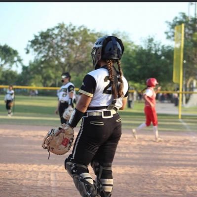 emma_konieczny's profile picture. ‘26 Western High• Catcher/ 3rd/1st • Unity 16U Devin🥎
