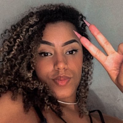 ViickSiosi's profile picture. Recomece quantas vezes for necessário. 🦋