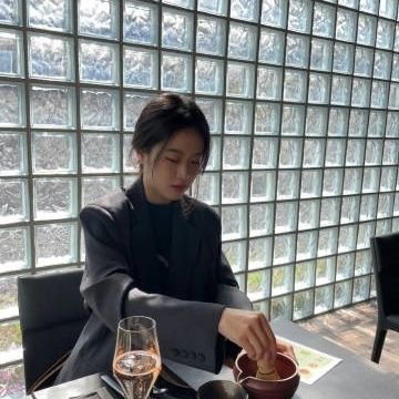 janebart12's profile picture. 人と人との出会いは、奇跡と奇跡の出会い！

= ：日本语，中文，英语