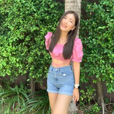 | A girl who wants to share good thing | 🌷🥯