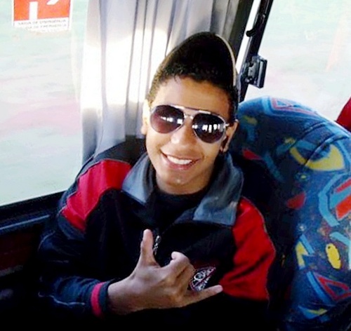16 anos,leonino,amigos,pagode,dormir,téres,etc. Um simples negro que quer te fazer sorrir ;)
