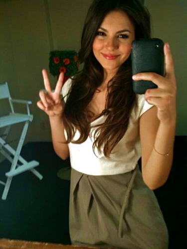 Hi guys my name is Viky and I'm from LA.I love singing and playing the piano.My favorite artist is @VictoriaJustice,I love her!!. If you like music, Follow me!!