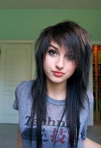 Follow me, if you re lucky enough i will RT you. RT to my thousand of followers friends ^,^ One lucky person daily!
