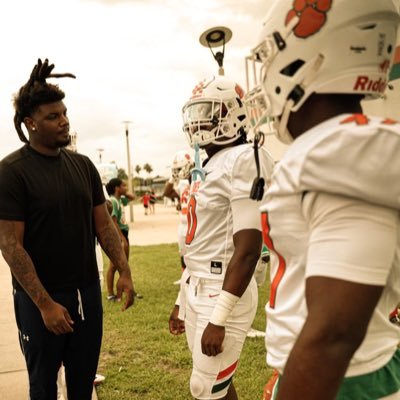 .. 6’5 315 Offensive lineman at Highland community college. #Blessed twitch account https://t.co/4rzrMF99X6