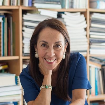 Licenciada en Literatura con Master en asesoría educativa; docente de adultos y adolescentes; un poco escritora, un poco podcastera.