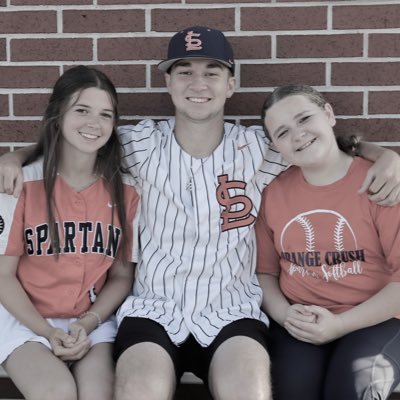 Proud mom of Tyler, Haley and Paige, love watching them play sports, and taking pictures of their teams.