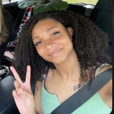 que_que40's profile picture. MU 💚💛#24, ⚽️#21