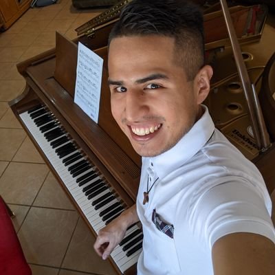 I love to sing I love playing the piano and I also love to paint 🖌️🎙️🎹 me encanta cantar mucho me encanta tocar el piano y tambien me encanta pintar cuardos