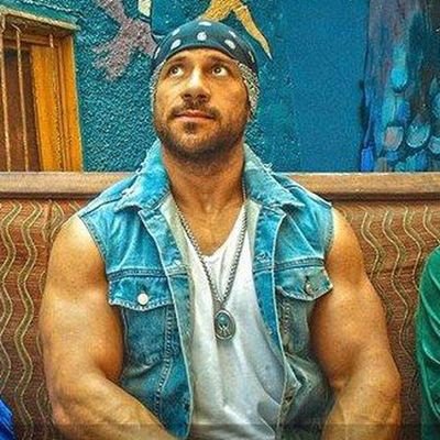 جس الطبيب خافقي وقال لي
هل هنا الألم
قلت له نعم
فشق بالمشرط جيب معطفي واخرج القلم
وقال لي ليس سوى قلم
فقلت :لا يا سيدي بل يد وفم
وتهمة سافرة تمشي بلا قدم
