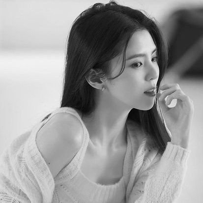 a girl should be like a butterfly. pretty to see, hard to catch.