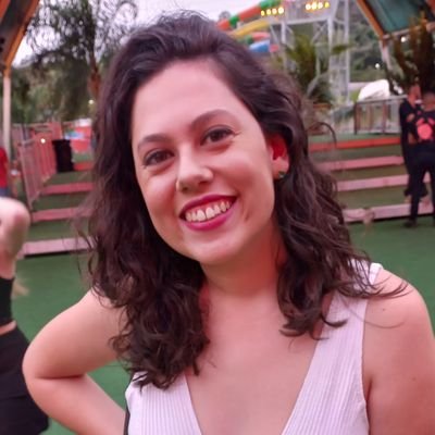 meio biomédica, porém não sabendo o que quero da vida. sonhadora de um futuro melhor