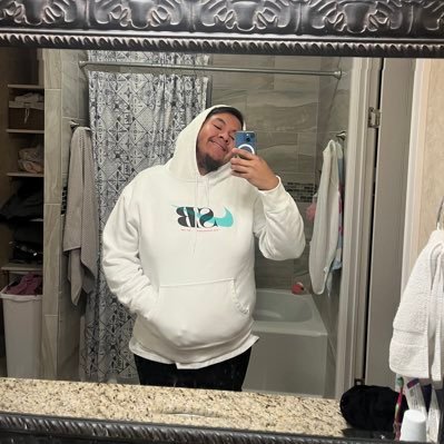 LocalMexx's profile picture. veintitrés. prefiero morir con el corazón roto