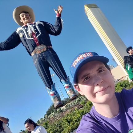 I'm a random and kinda weird dude who's bisexual,20 and lives in Texas YEEYEE
I also support all LGBTQ+ 100% through and through