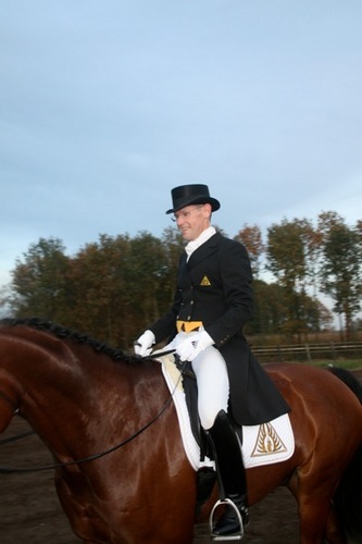International Equestrian 
Classical Dressage+Psychology
Focus=High Performance Equine Sports
 {The Mind Leads the Movement}