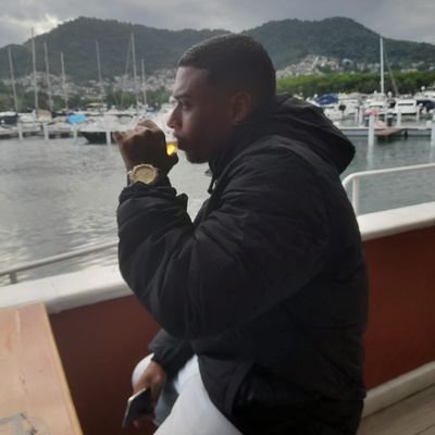 iamvictoravlis's profile picture. Às vezes, coisas boas desmoronam para que coisas melhores possam dar certo