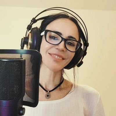 Locutora Nacional ISER. Mi trabajo y pasión: locución publicitaria e institucional. Radio.
Estudiante de Derecho UNC. Contadora Pública UNC.