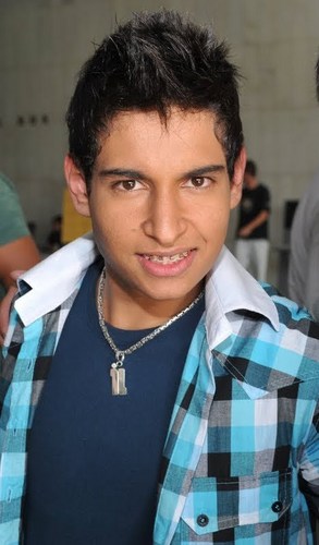 Te Amarei de janeiro a janeiro  --  @IsraelOficial_    dia 20/11/2011 seguiu  ..... Fã desde 2010 !