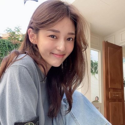 A petite girl from Singapore , passionate about reading, listening to music, shopping, traveling...