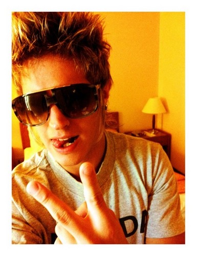 Since: 26/09/2011.FC criado para unir maníacos e maníacas pelo baterista da banda restart, @thomasrestart . (Donos: Matheus e Igor =] )