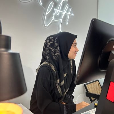 gdanorazida's profile picture. smile, it confuses people