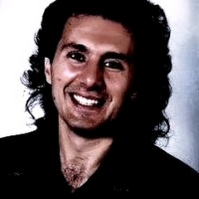 Felsefe öğretmeni. İyi ve çok iyi derecede, Fince, Fransızca, Almanca, İtalyanca, İngilizce ve Arapça biliyor. Hacettepe, Tampere üniversitesi (Finlandiya) PhD