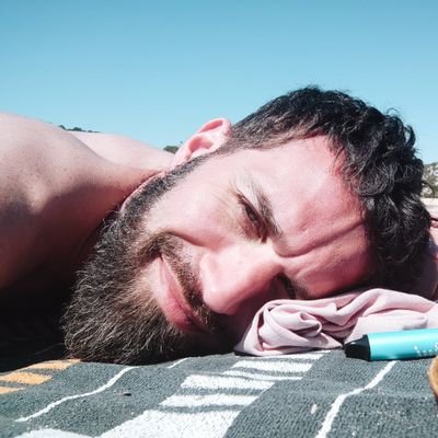 Drôle, sympa, beau d'après les gens mais à la fois sincère et bienveillant !
A l'impression parfois d'être pris pour un imbécile mais pas dupe non plus !