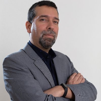 Algo otaku, Informático, amante de la fotografía... Degustador de cafés no exóticos... Algo de música fluye por mis venas en vez de sangre. Sí, algo especial XD